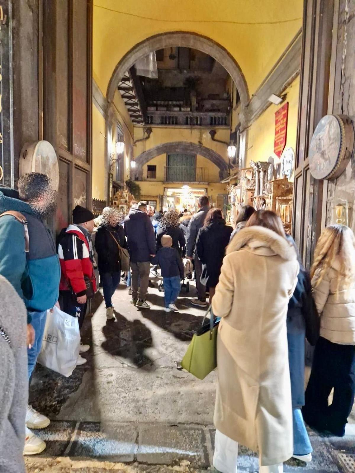 La Dimora Nei Presepi In San Gregorio Apartment Naples Luaran gambar